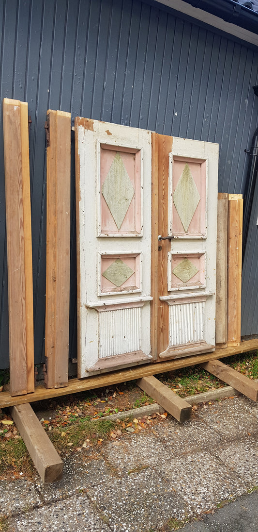 ARTIKELNUMMER 01 Härlig och fin Antik pardörr från 1700 talet komplett med karm