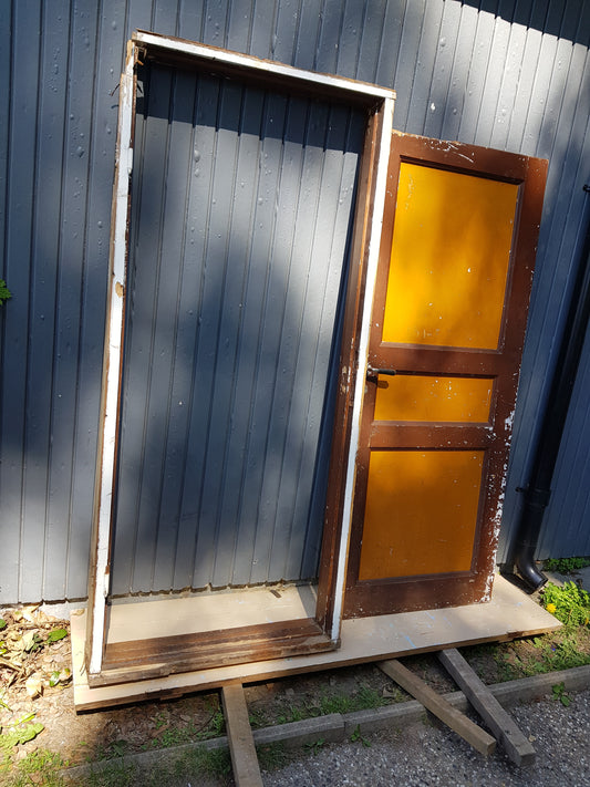 ARTIKELNUMMER 538 En gammal Spegeldörr med karm ,vänsterhängd Mått med karm: H 192 B 84,5 Mått utan karm H 185 B 77 Pris:2500 kr