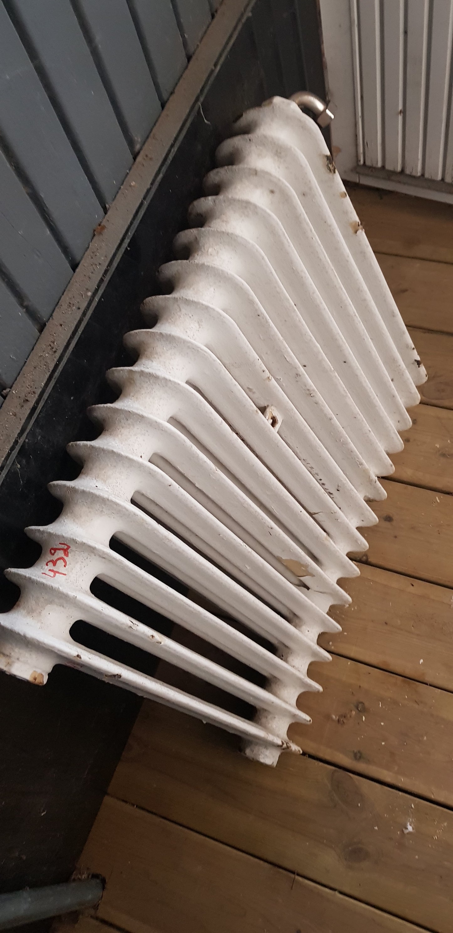 ARTIKELNUMMER 432  Fint gammal Element/Radiator  B 70 H 58 D 13cm Pris 1500 KR