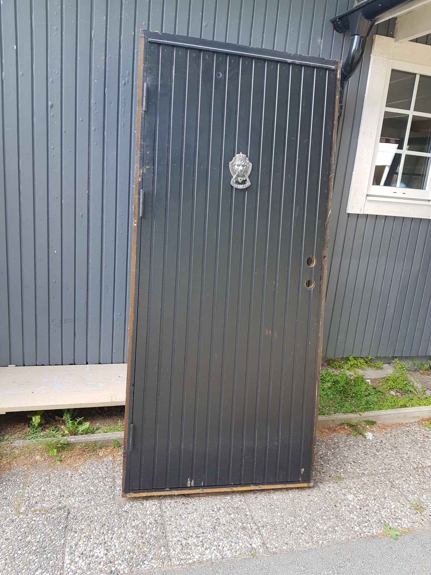 ARTIKELNUMMER 551  Ytterdörr / förrådsdörr med karm och vänster hängd  Mått:B 94 H 208,5  Pris :2500 kr