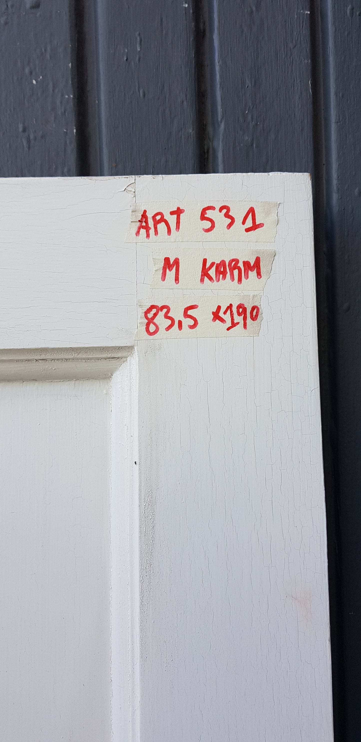 ARTIKELNUMMER 531  gammal Spegeldörr med karm ,vänsterhängd  Mått med karm: H 192 B 83&nbsp;  Mått utan karm H 184,5 B 76,5  Pris: 2500 kr