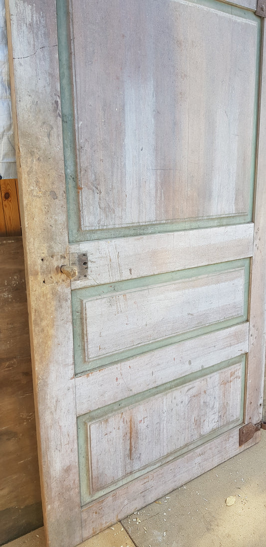 ARTIKELNUMMER 174 Antik Spegeldörr från 1700 talet med gammalt gångjärn säljes med karm som är nytillverkad.