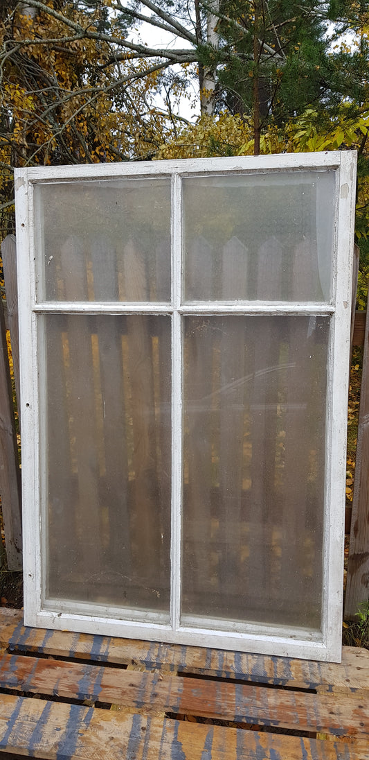 ARTIKELNUMMER 430 3 st Äldre spröjsade flagg fönster med äkta spröjs utan karm, Perfekt till växthus eller uterum. Mått: Bredd 95 cm Höjd 138 cm tjocklek 3 cm Pris: 800 kr per st