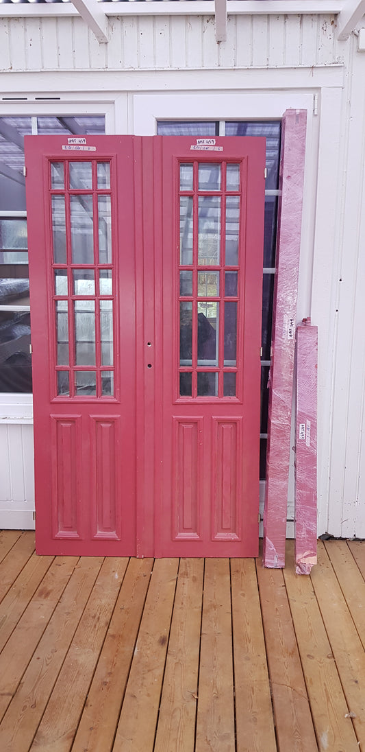ARTIKELNUMMER 459 Nytillverkade pardörrar med dubbelglas i gammal stil inkl karm, yttermått: Bredd 120 cm Höjd 210 cm Djup dörrblad 4.5 cm pris: 16000 kr