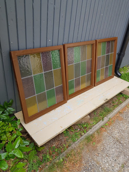 ARTIKELNUMMER 568 1 st fina fönster med blyinfart Mått: B 58 H 71 Pris:1500 Kr/st