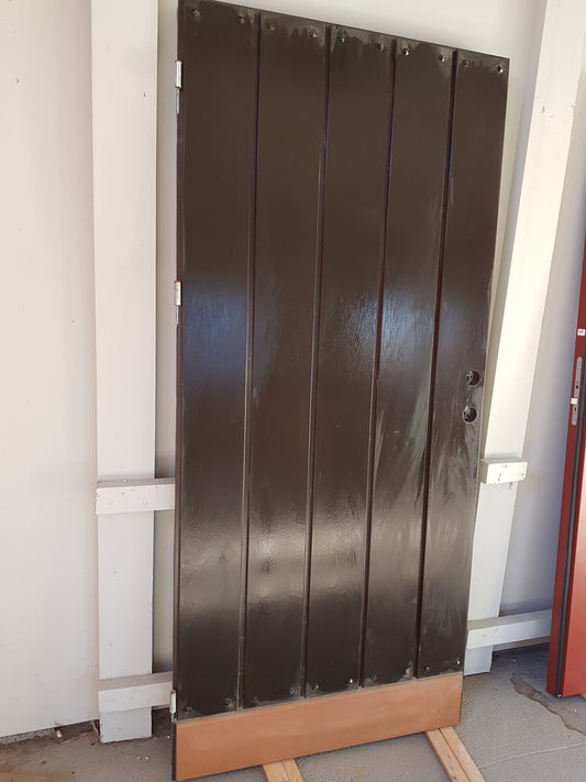 art 29 Ekstrand Dörr isolerad riktig tung dörr med gamla spikar 9000kr (BORLÄNGE)