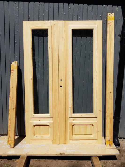 ARTIKELNUMMER 611 Nytillverkad pardörr med glas Mått: B 130 H 200 Pris: 15000 kr