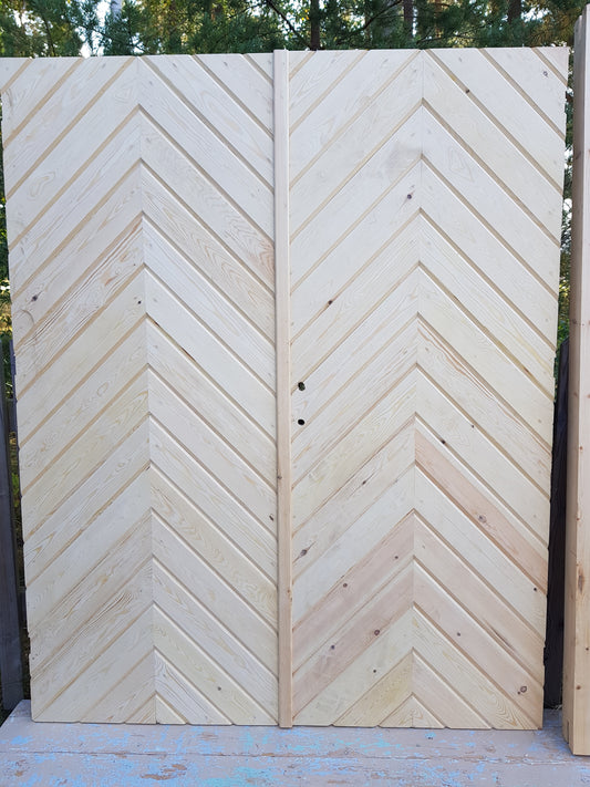 ART 683 Nytillverkad pardörr i gammal stil Mått B160 x H200 cm Öppnas utåt Handtag på höger sida Pris 15000 kr Tillkommer 1000 kr för gångjärn och låskista