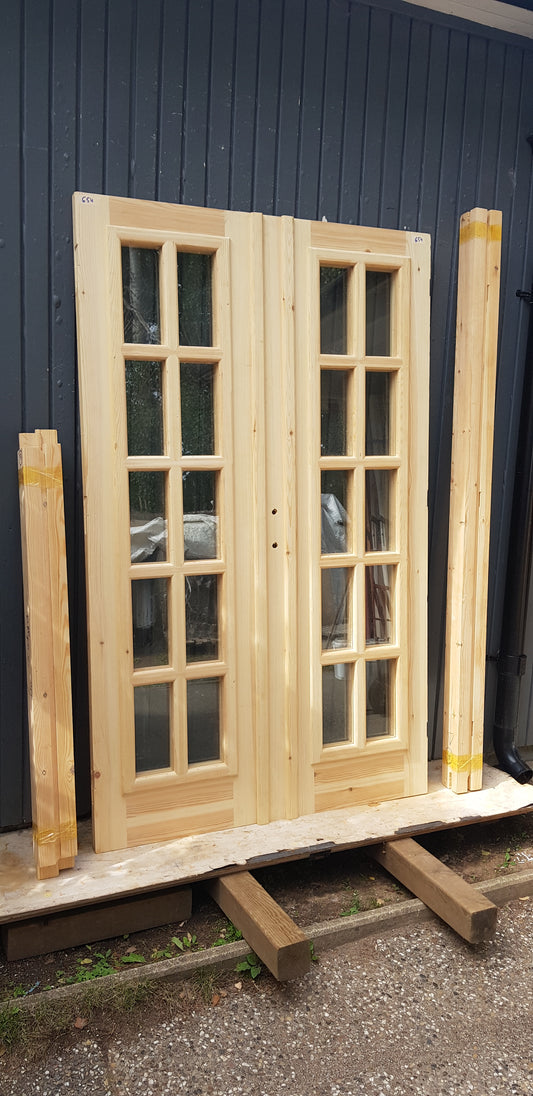 ART 654 Nytillverkad pardörr i gammal stil Mått B124 x H200 cm Öppnas utåt Handtag på höger sida Pris 15000 kr Tillkommer 1000 kr för gångjärn och låskista