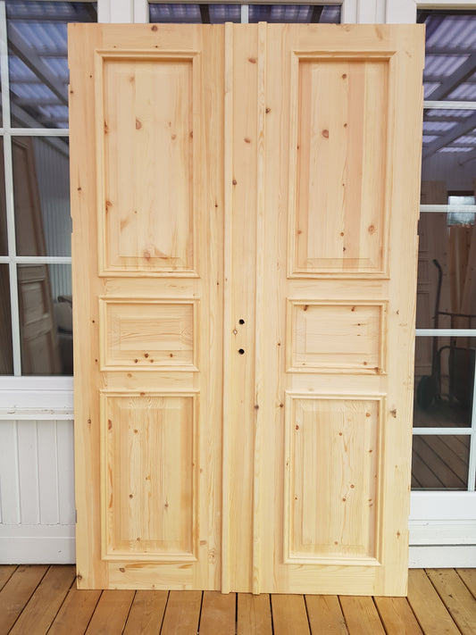 ART 721 Nytillverkad pardörr i gammal stil Mått B130 x H210 cm Öppnas utåt Handtag på höger sida Pris 15000 kr Tillkommer 1000 kr för gångjärn och låskista