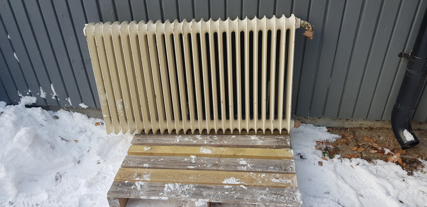 ARTIKELNUMMER 439  Fint gammal Element/Radiator  B 100 -108 H 58 D 13 Pris 2000 KR