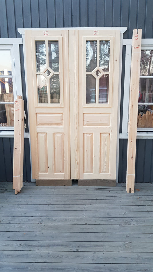 ARTIKELNUMMER 472 Nytillverkade obehandlade pardörrar med dubbelglas i gammal stil inkl karm karmyttermått Bredd 130 cm Höjd 210 cm Djup dörrblad 4,5 cm Pris:15000 kr Tillkommer 1000 kr för gångjärn och låskista om man väljer det