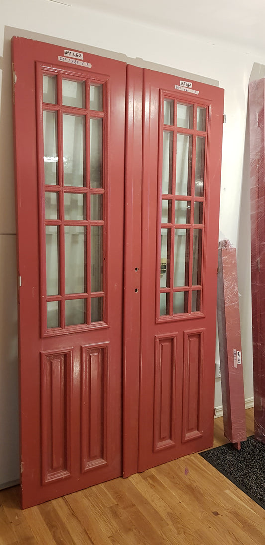 ARTIKELNUMMER 460 Nytillverkade pardörrar med dubbelglas i gammal stil inkl karm, yttermått: Bredd 120 cm Höjd 210 cm Djup dörrblad 4.5 cm pris: 16000 kr