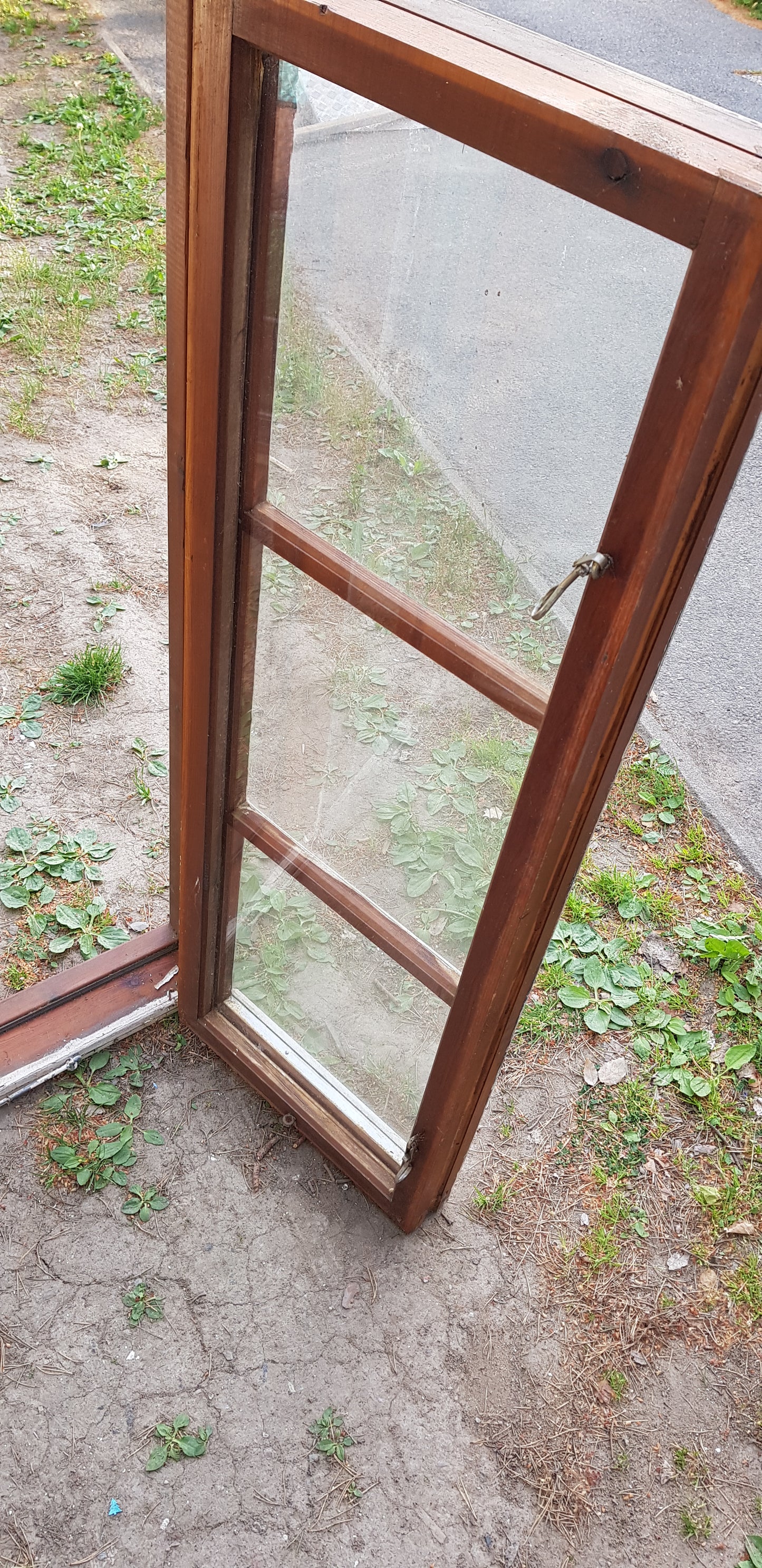 ARTIKELNUMMER 573  2 st kopplade fönster med äkta spröjs  Mått: B 89,5 H 123,5  Pris:3000kr/st