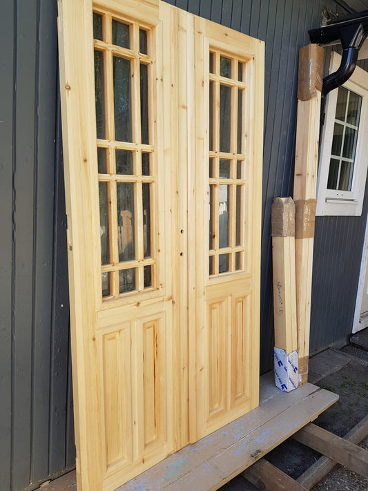 ART 612 Nytillverkad pardörr i gammal stil  Mått B120 x H210 cm Öppnas utåt Handtag på höger sida Pris 15000 kr  Tillkommer 1000 kr för gångjärn och låskista