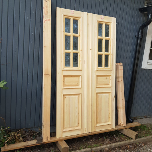 ART 454 Nytillverkad pardörr i gammal stil Mått B120 x H210 cm Öppnas utåt Handtag på höger sida Pris 15000 kr Tillkommer 1000 kr för gångjärn och låskista