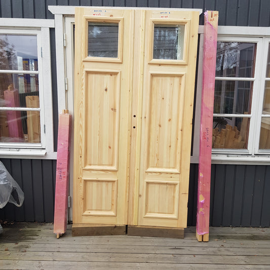 ARTIKELNUMMER 448 Nytillverkade obehandlade pardörrar med dubbelglas i gammal stil inkl karm karmyttermått&nbsp; Bredd 120 cm Höjd 210 cm Djup dörrblad 4,5 cm Pris: 15000 kr Tillkommer 1000 kr för gångjärn och låskista om man väljer det