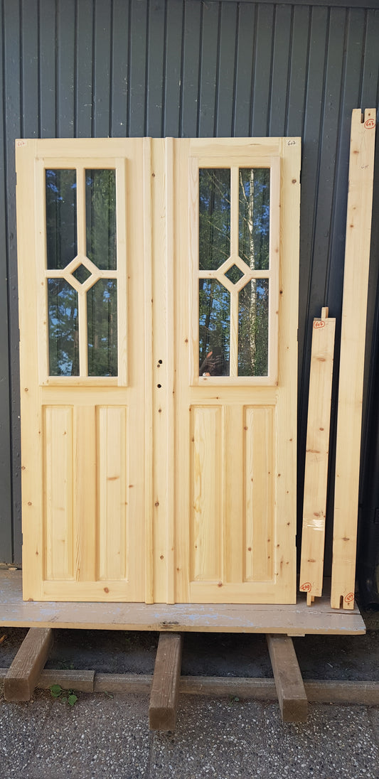 ART 607 Nytillverkad pardörr i gammal stil Mått B130 x H210 cm Öppnas utåt Handtag på höger sida Pris 15000 kr Tillkommer 1000 kr för gångjärn och låskista