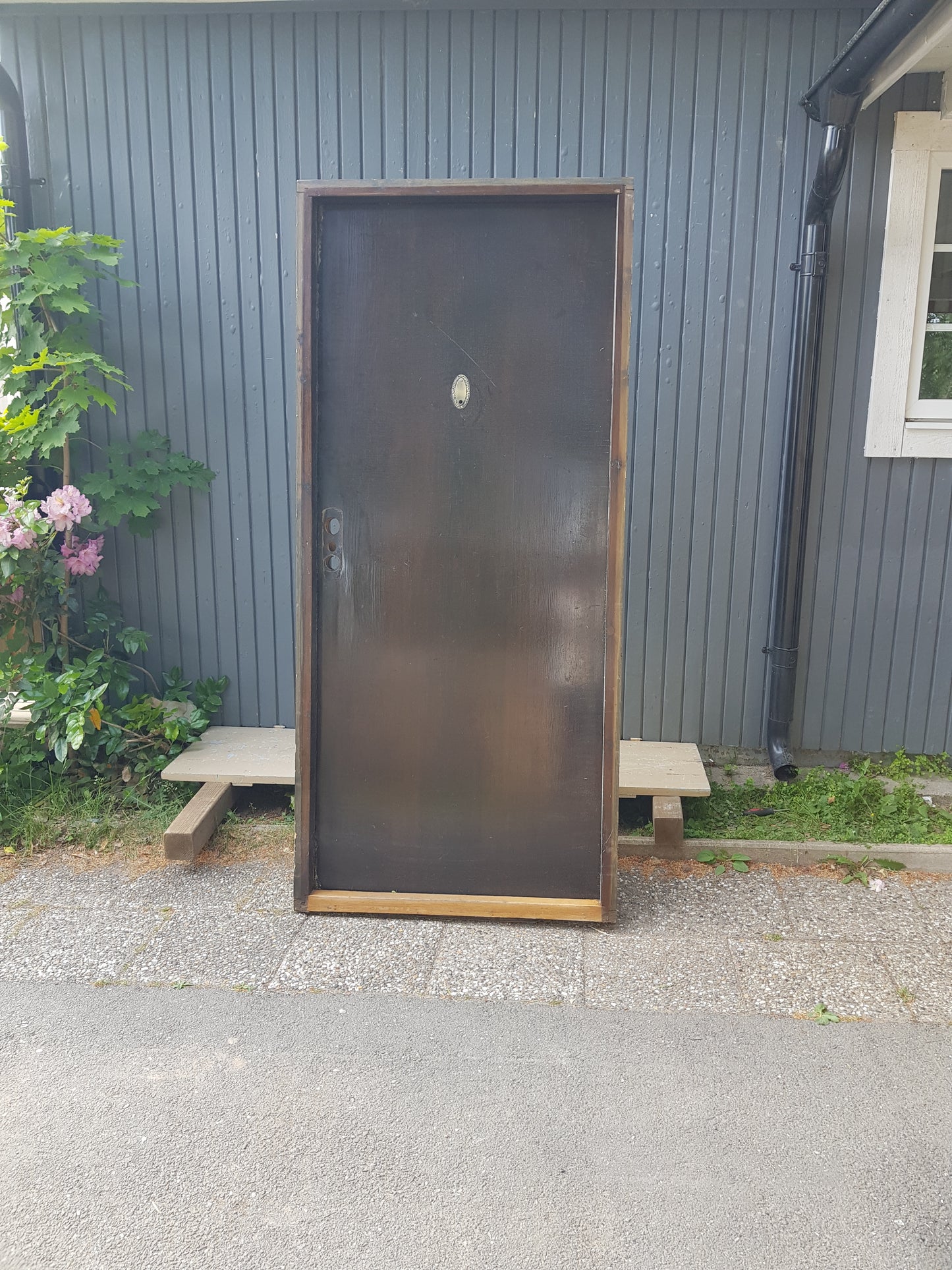 ARTIKELNUMMER 551  Ytterdörr / förrådsdörr med karm och vänster hängd  Mått:B 94 H 208,5  Pris :2500 kr