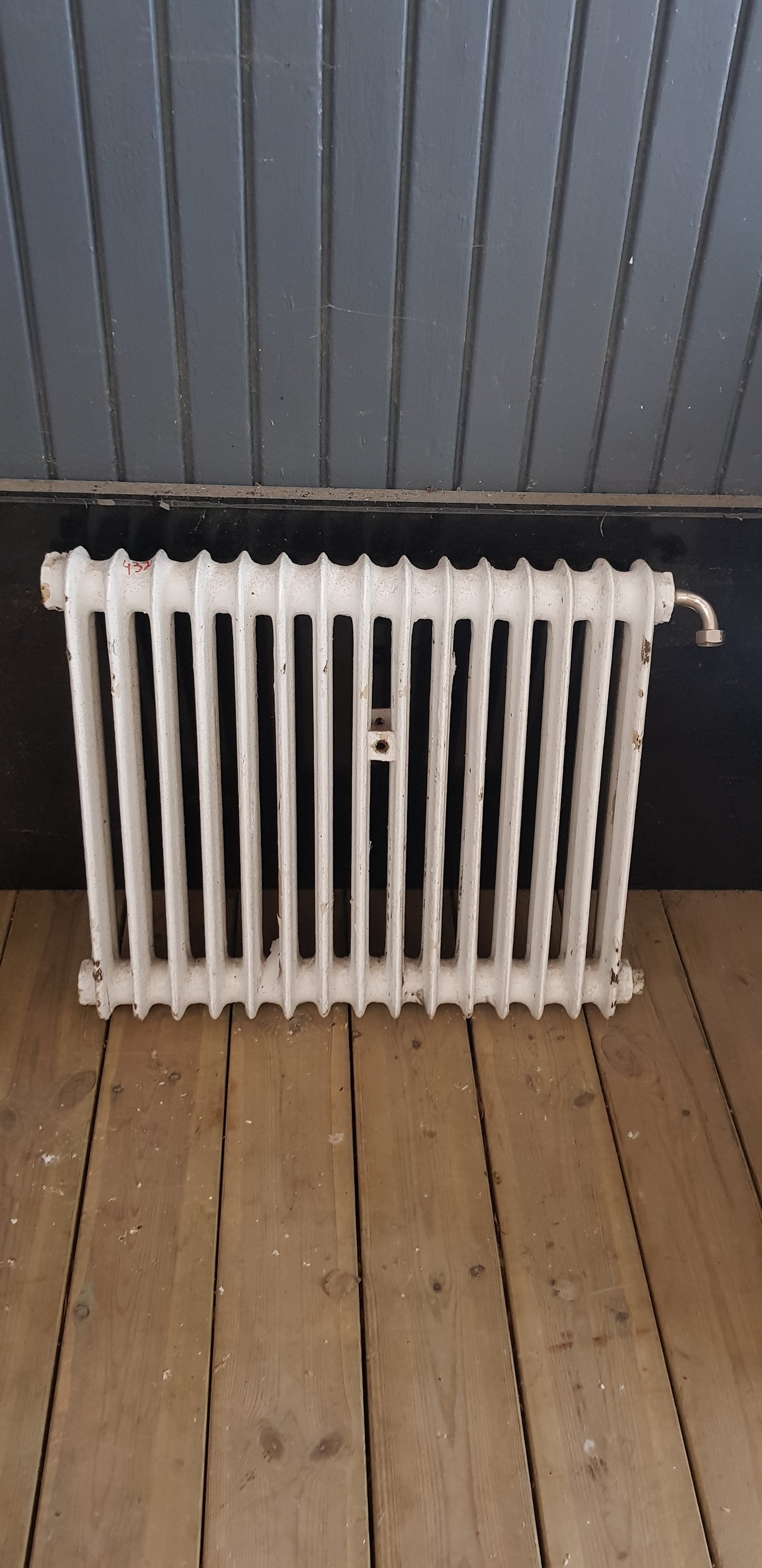 ARTIKELNUMMER 432  Fint gammal Element/Radiator  B 70 H 58 D 13cm Pris 1500 KR