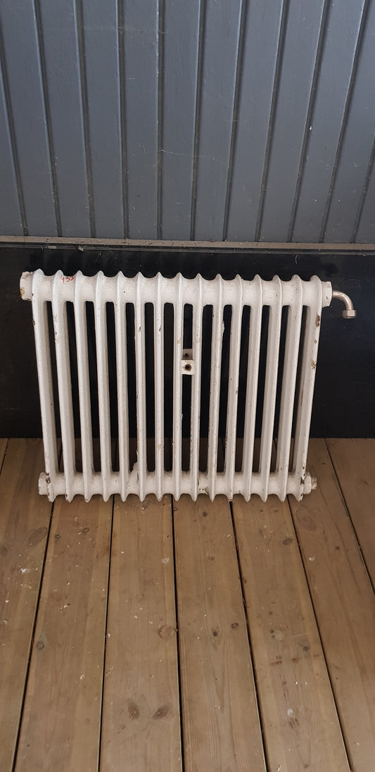 ARTIKELNUMMER 432  Fint gammal Element/Radiator  B 70 H 58 D 13cm Pris 1500 KR
