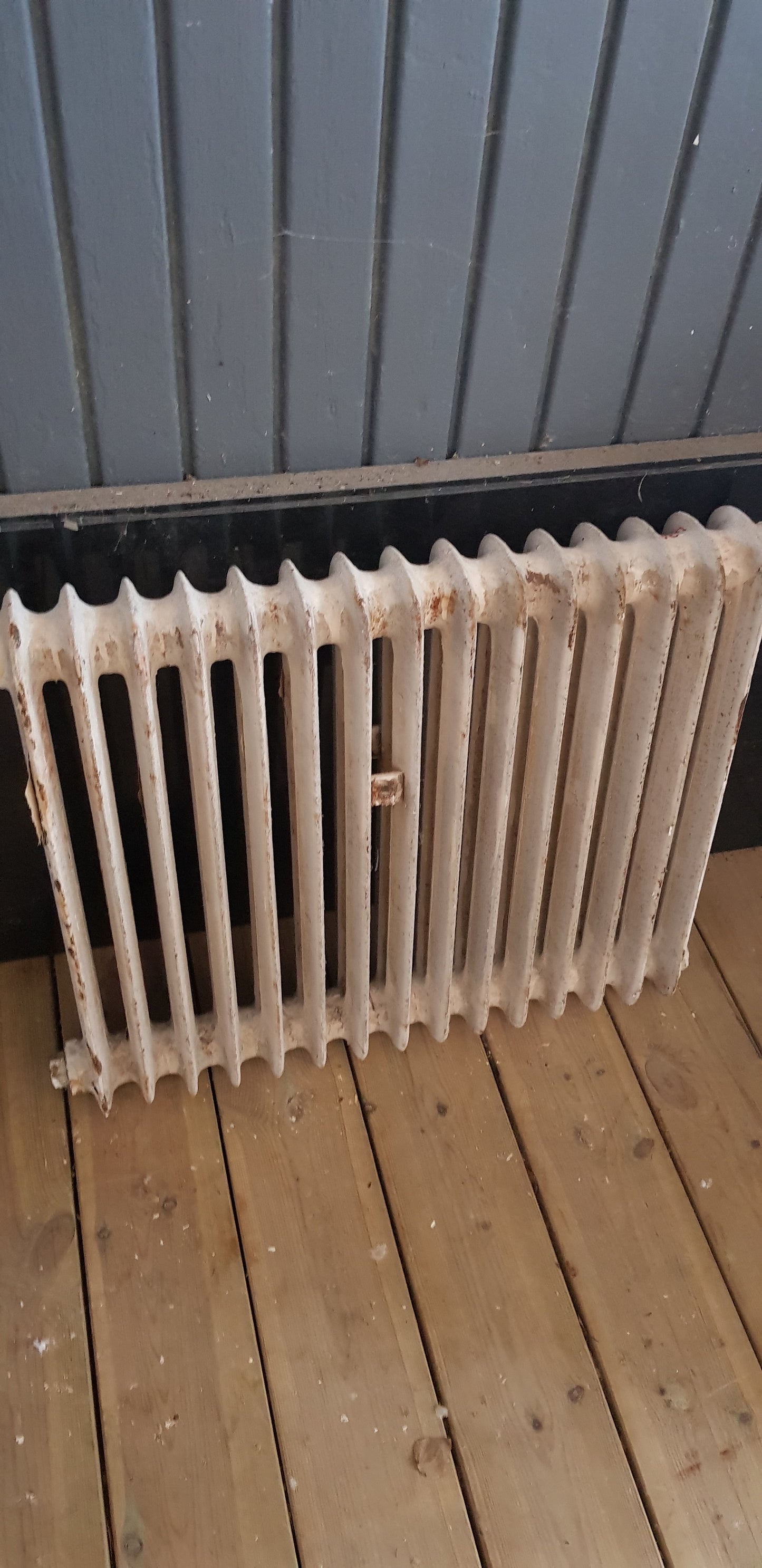 ARTIKELNUMMER 432  Fint gammal Element/Radiator  B 70 H 58 D 13cm Pris 1500 KR