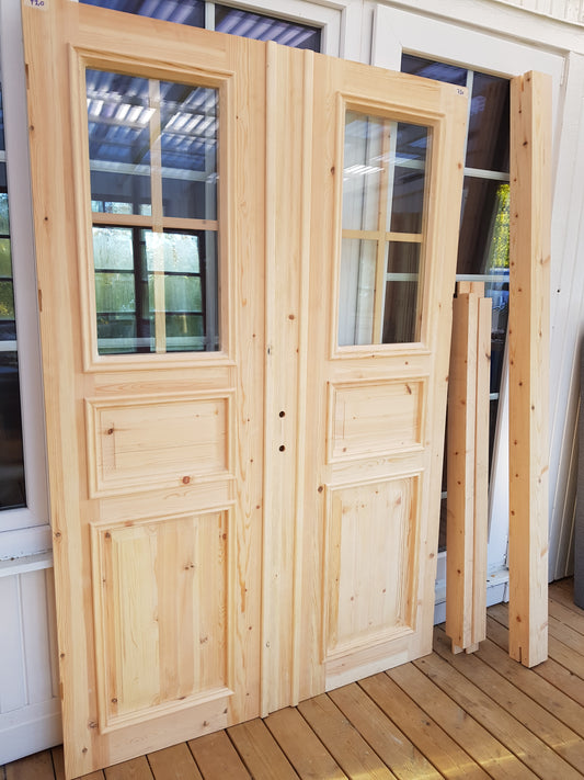 ART 720 Nytillverkad pardörr i gammal stil Mått B140 x H210 cm Öppnas utåt Handtag på höger sida Pris 15000 kr Tillkommer 1000 kr för gångjärn och låskista