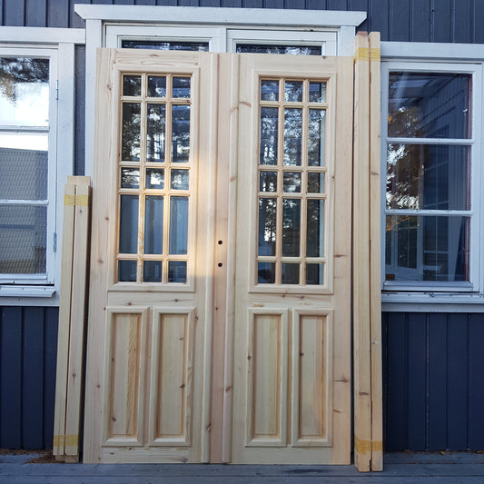 ART 741 - Nytillverkad pardörr i gammal stil  Mått B130 x H200 cm Öppnas utåt Handtag på höger sida enkel glas  Pris 15000 kr  Tillkommer 1000 kr för gångjärn och låskista