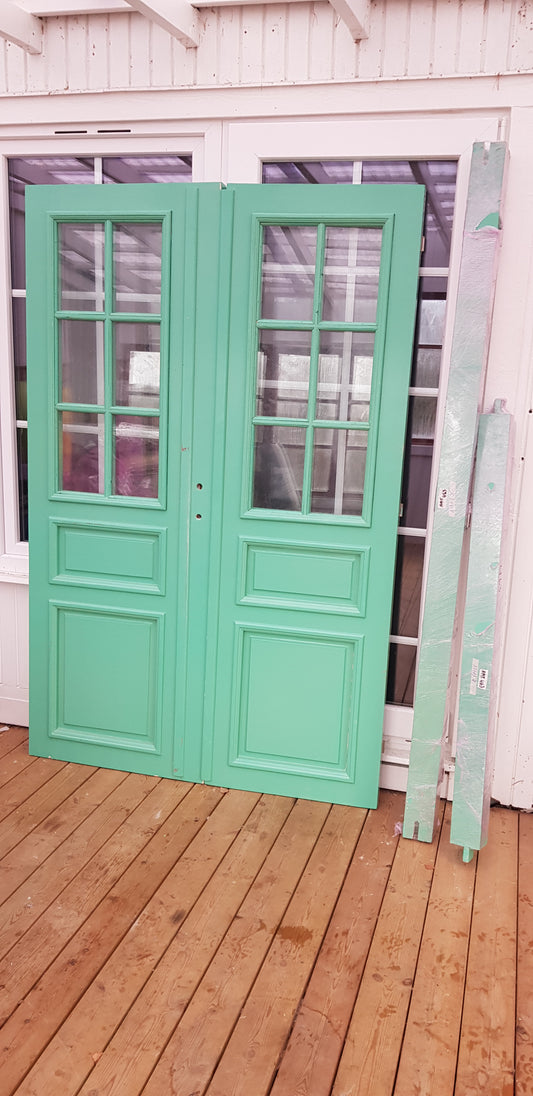 ARTIKELNUMMER 463 Nytillverkade pardörrar med dubbelglas i gammal stil inkl karm, yttermått: Bredd 140 cm Höjd 210 cm Djup dörrblad 4.5 cm pris: 16000 kr