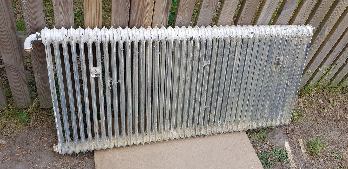 ARTIKELNUMMER 564  En st gammal Element/Radiator B 120 H 60 D 8  Pris :2000 kr