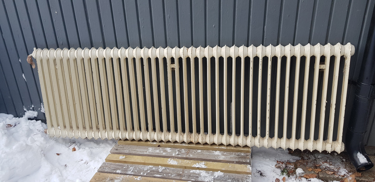 ARTIKELNUMMER 440  Fint gammal Element/Radiator  B 175-180 H 60 D 8 Pris 3000 KR