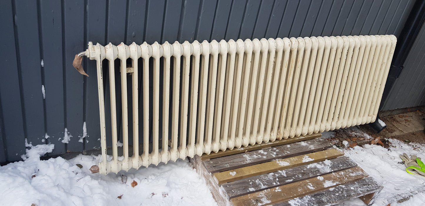 ARTIKELNUMMER 440  Fint gammal Element/Radiator  B 175-180 H 60 D 8 Pris 3000 KR