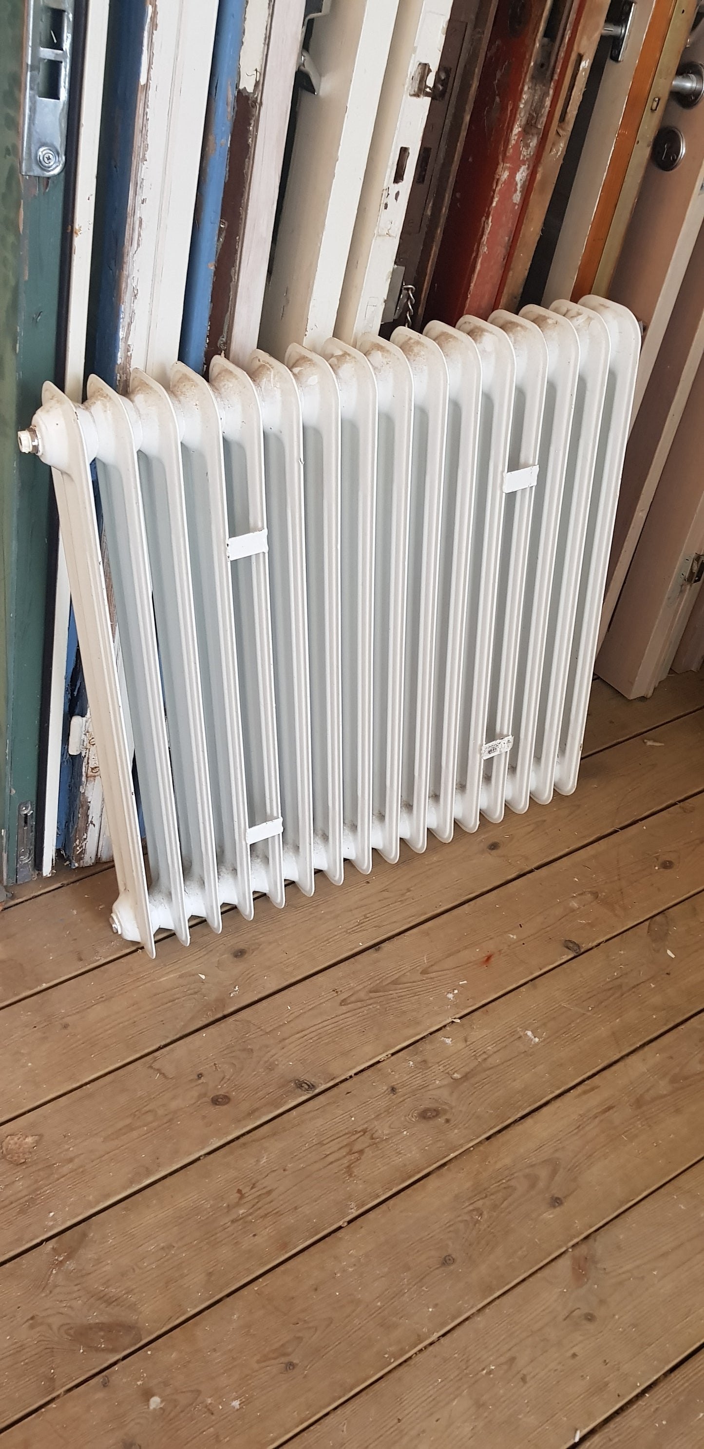 ARTIKELNUMMER 434  Fint gammal Element/Radiator  B 75 H 75 D 13 Pris 2000 KR