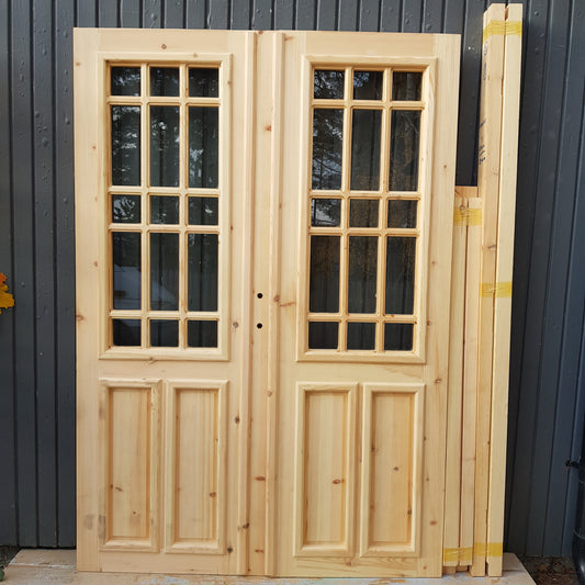 ART 741 - Nytillverkad pardörr i gammal stil Mått B130 x H200 cm Öppnas utåt Handtag på höger sida Dubbel glas Pris 15000 kr Tillkommer 1000 kr för gångjärn och låskista