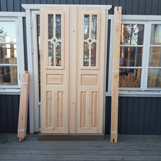 ARTIKELNUMMER 471 Nytillverkade obehandlade pardörrar med dubbelglas i gammal stil inkl karm karmyttermått Bredd 110 cm Höjd 210 cm Djup dörrblad 4,5 cm Pris: 15000 kr Tillkommer 1000 kr för gångjärn och låskista om man väljer det