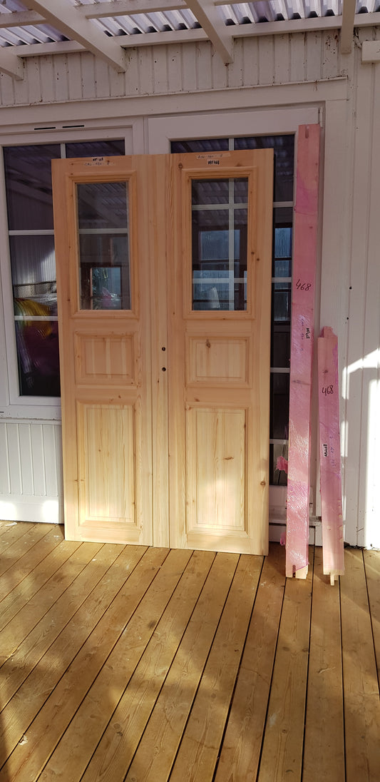 ARTIKELNUMMER 468 Nytillverkade Pardörrar i gammal stil med dubbelglas inklusive karm behöver kompletteras med gångjärn och låskista. Yttermått Mått Bredd 120 cm Höjd 210 cm Djup dörrblad 4.5 cm Pris: 15000 kr
