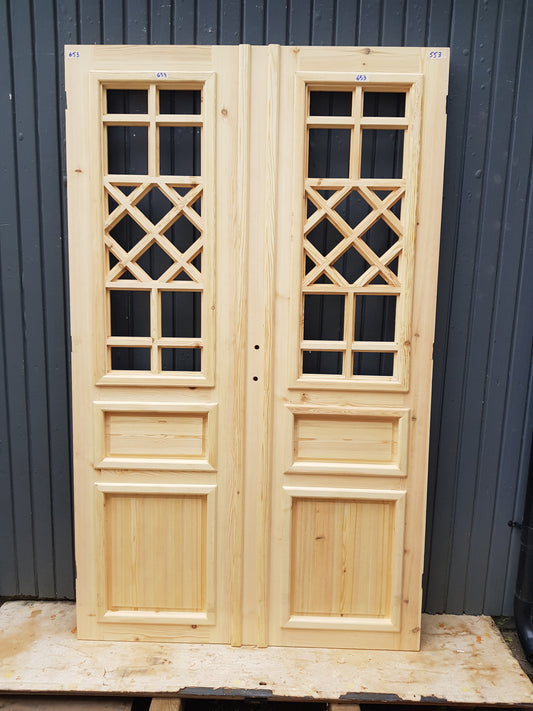 ART 653 Nytillverkad pardörr i gammal stil Mått B130 x H210 cm Öppnas utåt Handtag på höger sida Pris 15000 kr Tillkommer 1000 kr för gångjärn och låskista