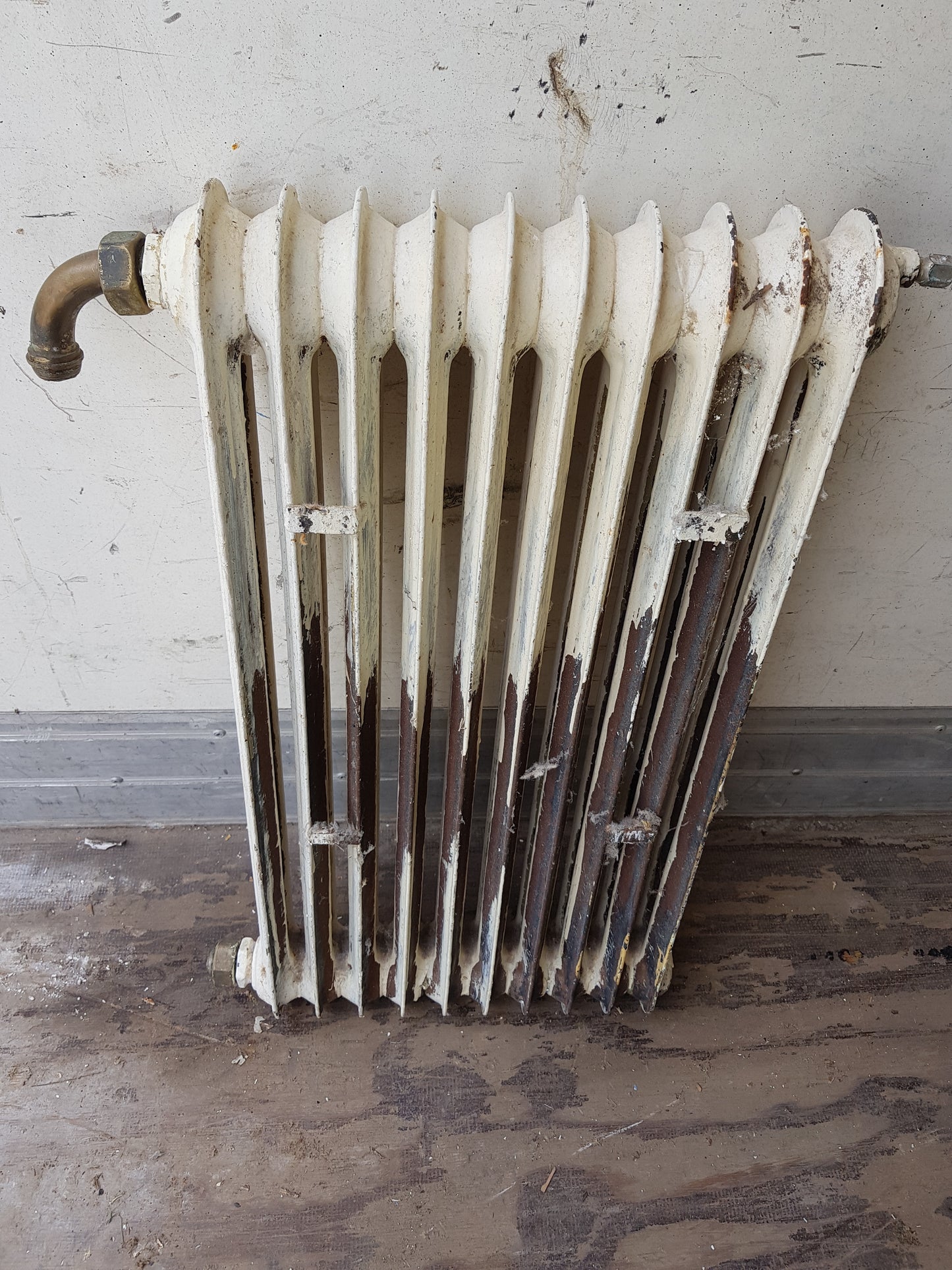 ARTIKELNUMMER 566  En st gammal Element/Radiator B 30 h 60 D 8  Pris :1250 kr