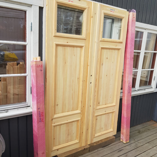 ARTIKELNUMMER 451 Nytillverkade obehandlade pardörrar med dubbelglas i gammal stil inkl karm karmyttermått Bredd 140 cm Höjd 210 cm Djup dörrblad 4,5 cm Pris: 15000 kr Tillkommer 1000 kr för gångjärn och låskista om man väljer det
