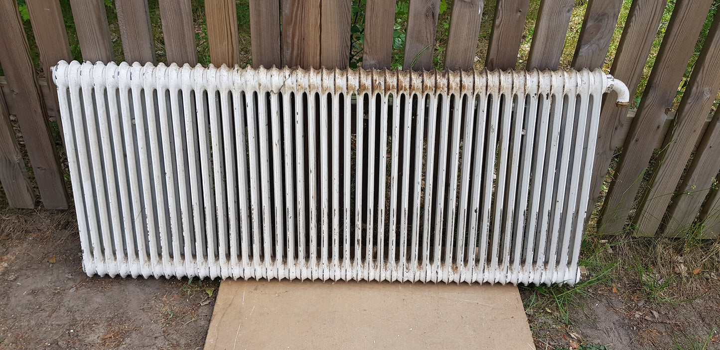 ARTIKELNUMMER 565  En st gammal Element/Radiator  B 130 H 60 D 8  Pris :2500 kr