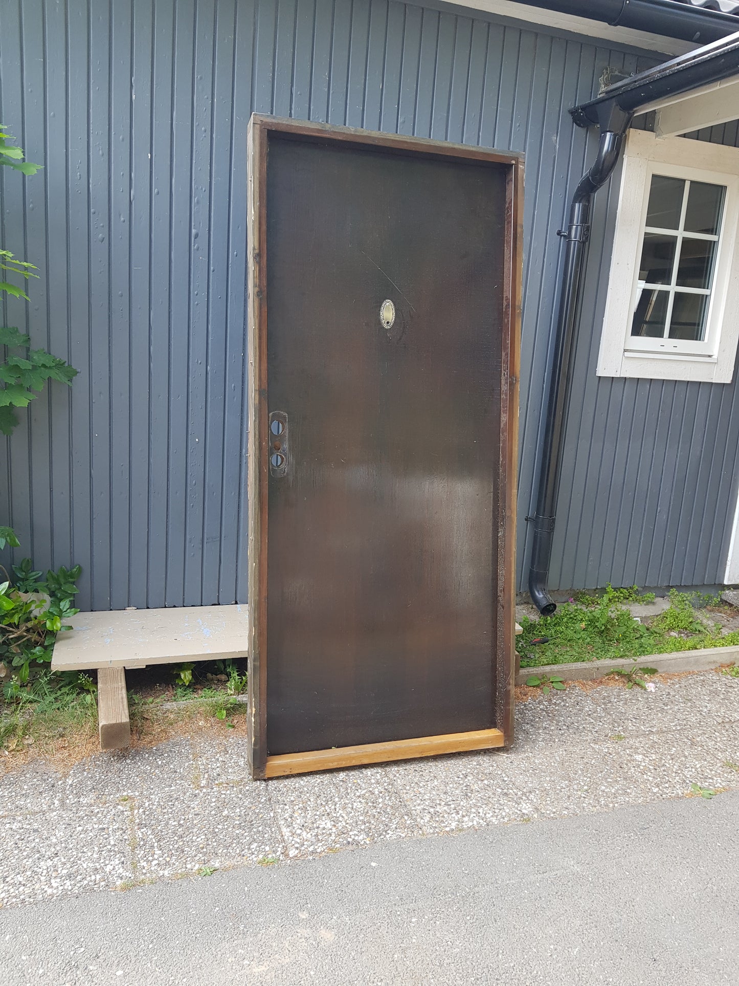 ARTIKELNUMMER 551  Ytterdörr / förrådsdörr med karm och vänster hängd  Mått:B 94 H 208,5  Pris :2500 kr