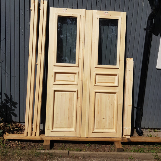 ARTIKELNUMMER 478 Nytillverkade obehandlade pardörrar med dubbelglas i gammal stil inkl. karm karmyttermått Bredd 130 cm Höjd 210 cm Djup dörrblad 4,5 cm Pris: 15000 kr Tillkommer 1000 kr för gångjärn och låskista