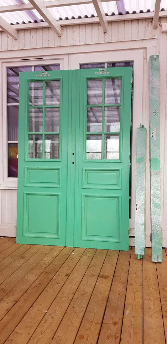 ARTIKELNUMMER 465 Nytillverkade pardörrar med dubbelglas i gammal stil inkl karm, yttermått: Bredd 140 cm Höjd 210 cm Djup dörrblad 4.5 cm pris: 16000 kr