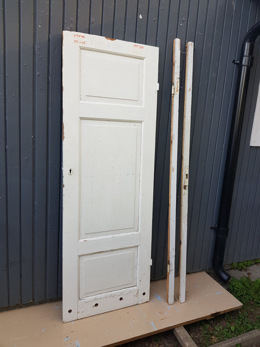 ARTIKELNUMMER 527 Fin Spegeldörr med karm ,högerhängd Mått med karm: H 185 B 70 Mått utan karm: H 177 B 62 Pris: 1500 kr