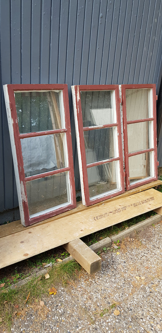 ARTIKELNUMMER 92 3 st gamla fönster med nytillverkade karm. mått utan karm: insidan b48.5h103.5 d3.5. utsidan b49.5 h103.5 d3.5 pris 2250kr per st med ny karm.