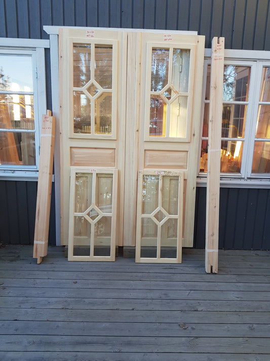 ARTIKELNUMMER 470  Nytillverkade obehandlade pardörrar med dubbelglas i gammal stil inkl karm karmyttermått Bredd 140 cm Höjd 210 cm Djup dörrblad 4,5 cm Pris: 15000 kr Tillkommer 1000 kr för gångjärn och låskista om man väljer det