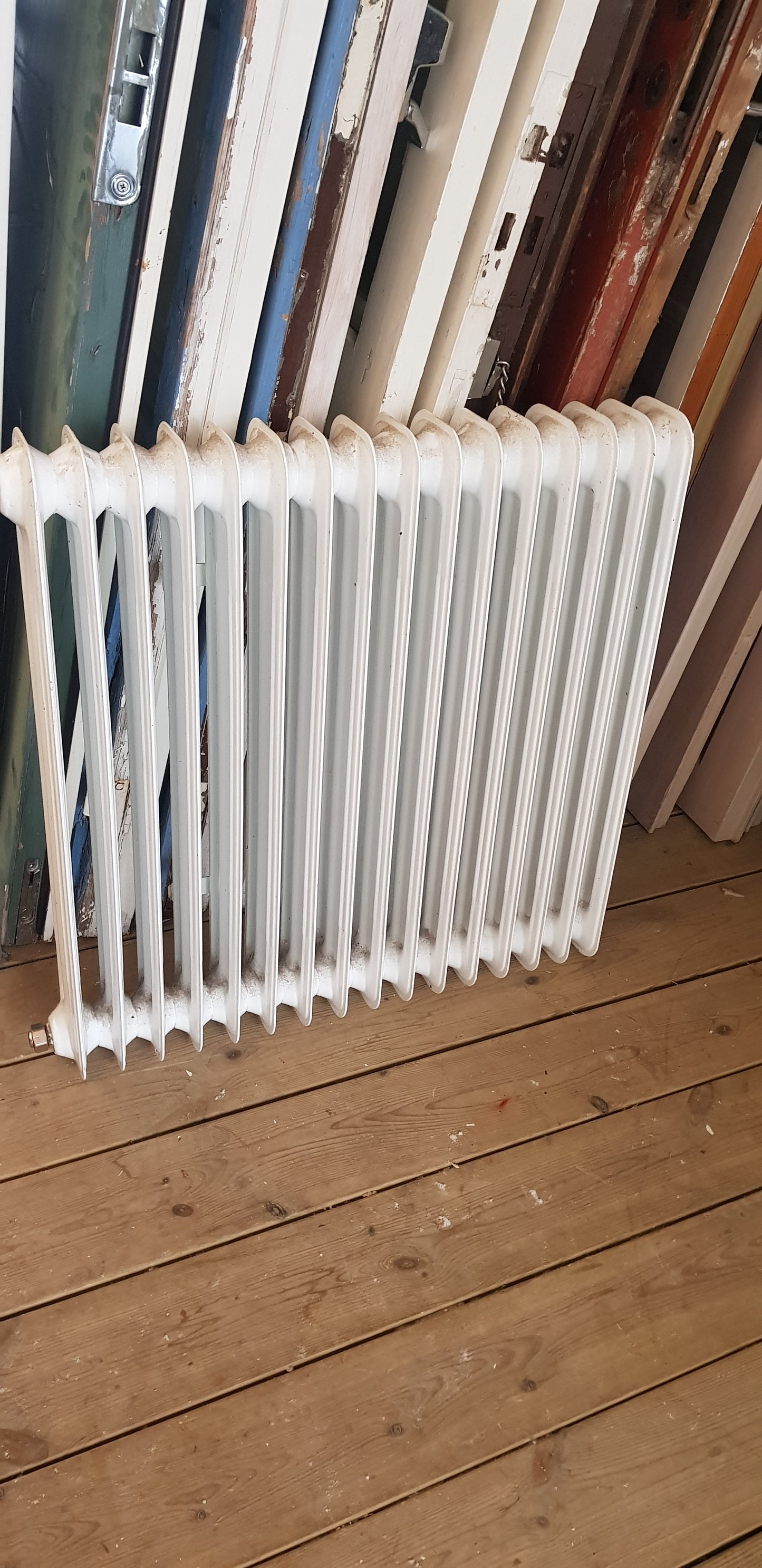 ARTIKELNUMMER 434  Fint gammal Element/Radiator  B 75 H 75 D 13 Pris 2000 KR