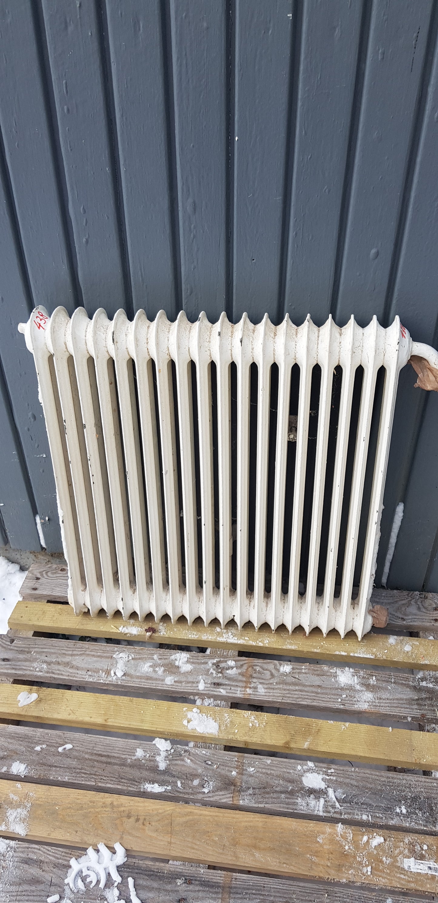 ARTIKELNUMMER 438  Fint gammal Element/Radiator  B 55 H 60 D 8 Pris 1500 KR