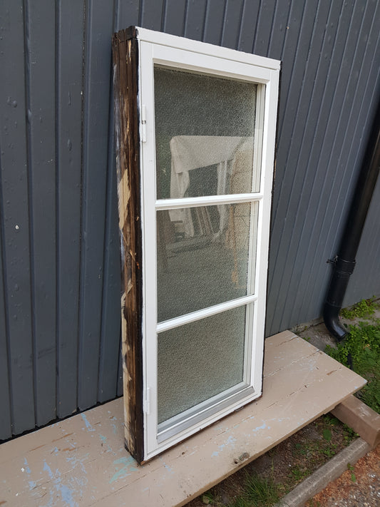 ARTIKELNUMMER 557 1 st kopplad badrumsfönster med spröjs Mått: B 58,5 H 128,5 Pris:2500 Kr