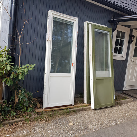 ARTIKELNUMMER 81 Nya trä treglas, altandörrar inkl karm öppnas utåt, höger hängda. Yttermått med karm Bredd 80 cm Höjd 220 cm djup 10 cm Pris: 4500 kr per styck VI LEVERERAR INOM STOCKHOLM FÖR 500 KR